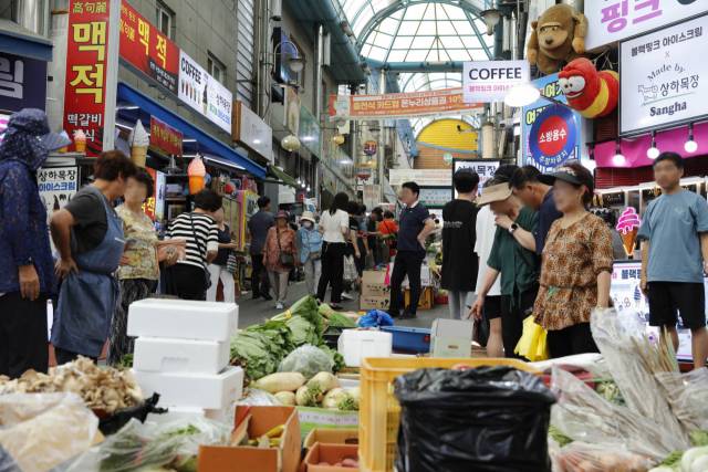 충북 단양군이 2024년 4분기 생활인구 분석 결과, 등록인구 대비 체류인구 비율에서 전국 5위, 충북 1위를 기록했다. 사진은 단양구경시장 관광객 모습. 단양군 제공
