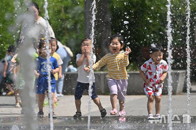 광주지역에 폭염특보가 엿새째 이어지고 있는 2일 오전 광주 북구 신용근린공원 바닥분수에서 광주 북구 국공립아이큰숲어린이집 소속 원아들이 물놀이를 즐기고 있다. 뉴시스