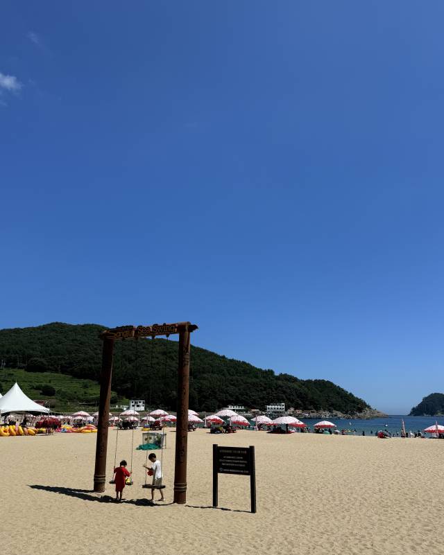 레저힐링테마 꾸며진 남해 상주 해수욕장. 경남도 제공