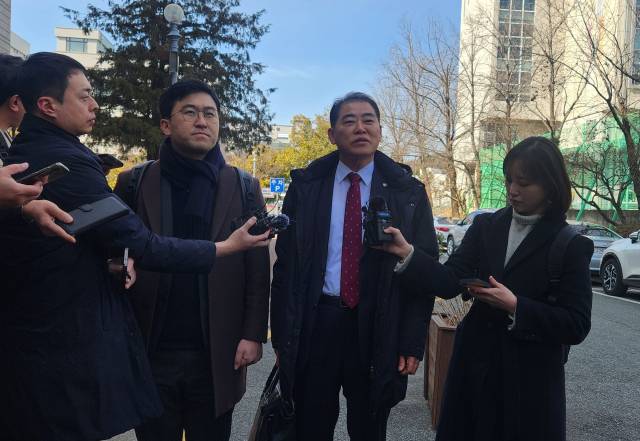 정치 브로커 명태균 씨의 변호를 맡고 있는 남상권(오른쪽 두번째) 변호사가 명 씨의 정치자금법 재판을 변호하기 위해 창원지법을 찾아 취재진의 질문에 답하고 있다. 강대한 기자