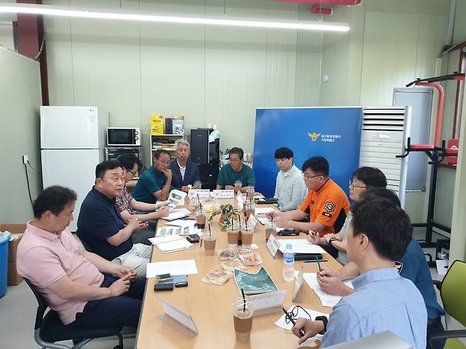 지난 3일 대구 달성경찰서 가창파출소에서 열린 '가창 폐채석장 합동 안전대책 회의'에서 경찰, 달성군청, 소방서, 가창행정복지센터, 민간업체 등 관계자들이 폐채석장 주변 위험지역 관리 방안과 접근 통제, CCTV 설치 등 안전 확보 대책에 대해 논의하고 있다.<달성경찰서 제공>
