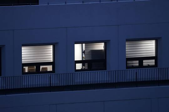 김건희 여사 관련 의혹을 수사 중인 민중기 특별검사팀 관계자가 3일 서울 종로구 소재 삼부토건 본사가 입주했던 건물에서 압수 수색을 하고 있다. 사진=뉴시스