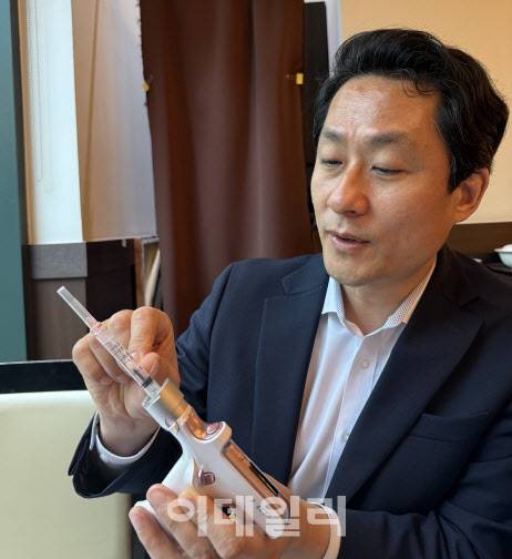 염현철 메디허브 대표가 지난 24일 무통증 디지털 주사기 ‘아이젝’에 대해 소개하고 있다.(사진= 석지헌 기자)