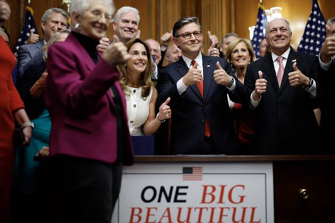 마이크 존슨 미 하원의장이 3일(현지시간) 미 워싱턴D.C 국회의사당에서 ‘크고 아름다운 법안’ 통과를 축하하고 있다. (사진=AFP)