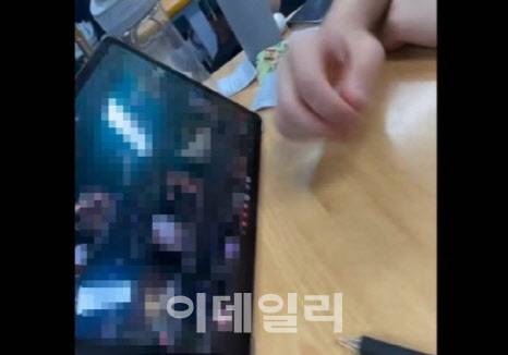 작년 경기 동두천의 한 고등학교에서 학생들이 태블릿 PC로 불법 촬영물을 시청하는 영상이 SNS에 올라와 논란이 됐다. (사진=X)