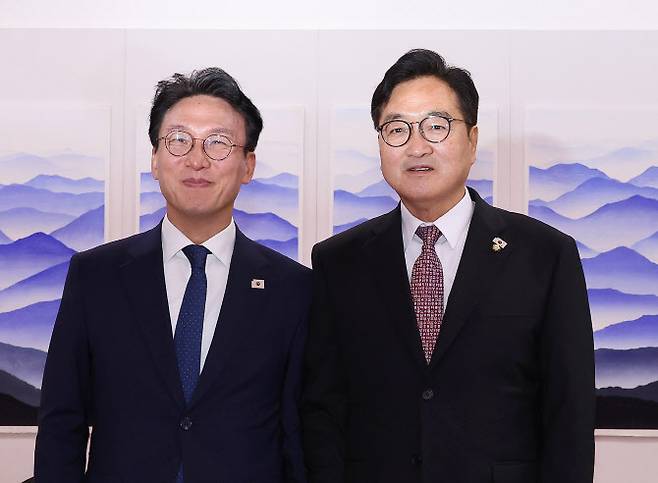 우원식 국회의장(오른쪽)이 4일 국회의장실을 예방한 김민석 국무총리와 인사한 뒤 기념촬영을 하고 있다.(사진=연합뉴스)