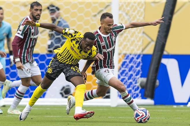 미국 뉴저지 이스트 러더퍼드에서 열린 FIFA 클럽 월드컵 경기에서 보루시아 도르트문트의 제이미 바이노-기튼스(왼쪽)와 플루미넨시의 헤네(오른쪽)가 볼 경합을 벌이고 있다.