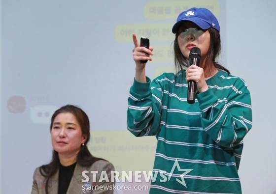 민희진 전 대표가 지난해&nbsp; 5월 법무법인 세종 이숙미 변호사와 함께&nbsp; 참석한 기자회견에서 열변을 토하고 있다. 사진=스타뉴스DB