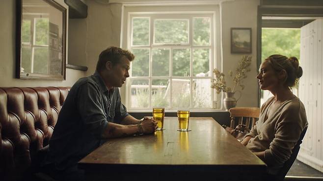 극적인 그 장면 아닙니다. 영화사 배포 공식 스틸 컷입니다.