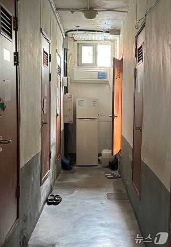 2일 오전 서울 영등포구 영등포동 쪽방촌 문이 대부분 굳게 닫혀 있다. 복도 끝에서는 '서울시 공용 에어컨 7번'이 가동되고 있다. 25.07.02 ⓒ News1 송송이 기자