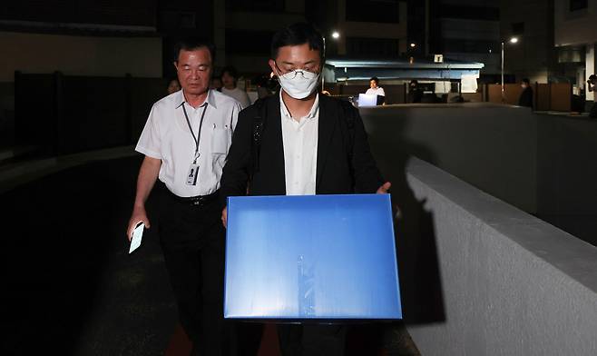 윤석열 전 대통령 배우자인 김건희 여사 의혹을 수사하는 민중기 특별검사팀이 3일 오후 서울 종로구 삼부토건 본사에서 압수수색을 마친 후 압수품이 담긴 박스를 들고 사무실을 나서고 있다. (공동취재) 2025.7.3/뉴스1 ⓒ News1 황기선 기자