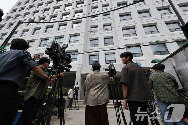 윤석열 전 대통령 배우자 김건희 여사 의혹을 수사하는 민중기 특별검사팀이 3일 오전 서울 종로구 삼부토건에 대한 압수수색에 돌입한 가운데 취재진이 대기하고 있다. 2025.7.3/뉴스1 ⓒ News1 장수영 기자