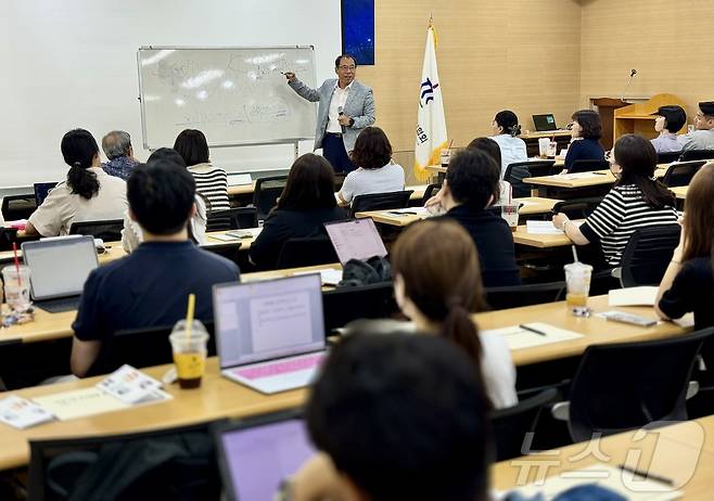 한국여성경제인협회는 제4회 여성기업주간을 맞아 3일 서울시 강남구에 위치한 한국여성경제인협회 대회의실에서 ‘2025 여성기업 전자입찰 실무 오프라인 교육’을 실시했다. ⓒ News1 이민주 기자