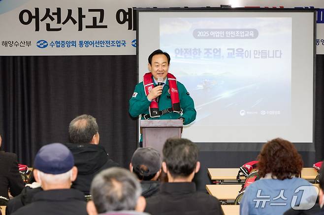 천영기 통영시장이 어업인들을 상대로 구명조끼 착용 홍보를 하고 있다.(통영시 제공. 재판매 및 DB금지)