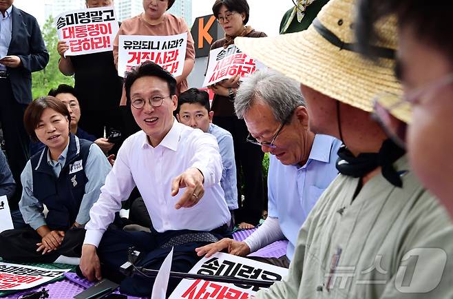 김민석 신임 국무총리가 첫 공식일정으로 4일 오전 서울 용산구 대통령실 앞 농민단체 항의 집회 현장을 찾아 대화를 나누며 미소 짓고 있다. (공동취재) 2025.7.4/뉴스1 ⓒ News1 김명섭 기자