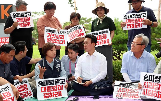 김민석 국무총리가 취임 후 첫 일정으로 4일 오전 서울 용산구 대통령실 앞에서 송미령 농림축산식품부 장관 유임 결정 철회를 촉구하며 항의 농성 중인 농민단체와 면담을 하고 있다. 2025.7.4/뉴스1 ⓒ News1 김명섭 기자