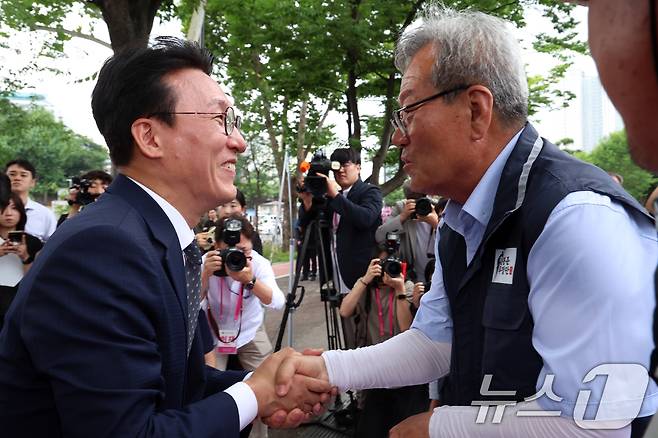 김민석 국무총리가 취임 후 첫 일정으로 4일 오전 서울 용산구 대통령실 앞에서 송미령 농림축산식품부 장관 유임 결정 철회를 촉구하며 항의 농성 중인 농민단체와 면담에 앞서 인사를 하고 있다. 2025.7.4/뉴스1 ⓒ News1 김명섭 기자