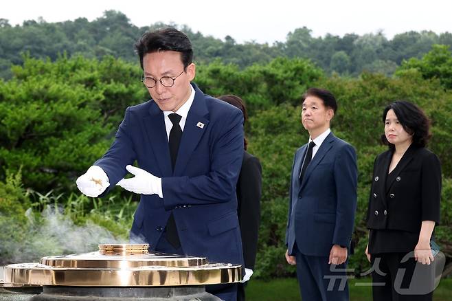 김민석 국무총리가 4일 서울 동작구 국립서울현충원을 찾아 현충탑에 분향하고 있다. (공동취재) 2025.7.4/뉴스1 ⓒ News1 김명섭 기자
