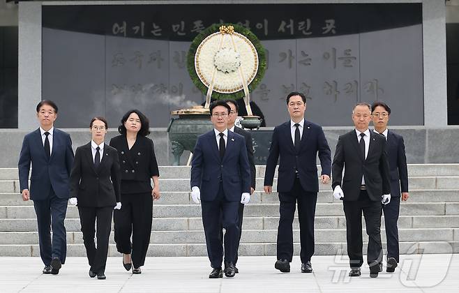 김민석 신임 국무총리가 4일 오후 서울 동작구 국립서울현충원 현충탑을 참배 후 이동하고 있다. (공동취재) 2025.7.4/뉴스1 ⓒ News1 김명섭 기자