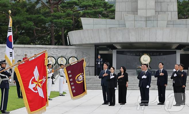 김민석 신임 국무총리가 4일 오후 서울 동작구 국립서울현충원 현충탑을 참배 후 국기에 대한 경례를 하고 있다. (공동취재) 2025.7.4/뉴스1 ⓒ News1 김명섭 기자
