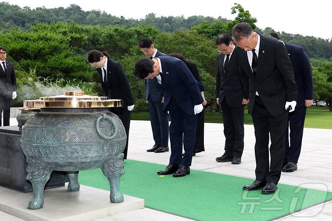 김민석 국무총리가 4일 서울 동작구 국립서울현충원을 찾아 참배하고 있다. (공동취재) 2025.7.4/뉴스1 ⓒ News1 김명섭 기자
