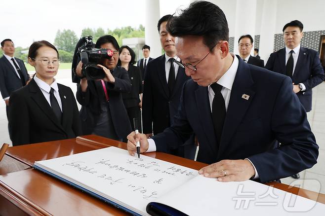 김민석 국무총리가 4일 서울 동작구 국립서울현충원에서 참배를 마친 후 방명록에 "국민이 주인인 대한민국, 꼭 실현하겠습니다＂라고 쓰고 있다. (공동취재) 2025.7.4/뉴스1 ⓒ News1 김명섭 기자