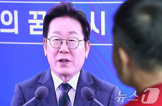 4일 오후 서울 중구 서울역 대합실에서 시민들이 이재명 대통령의 충청 지역 타운홀 미팅 생중계를 시청하고 있다. 2025.7.4/뉴스1 ⓒ News1 장수영 기자