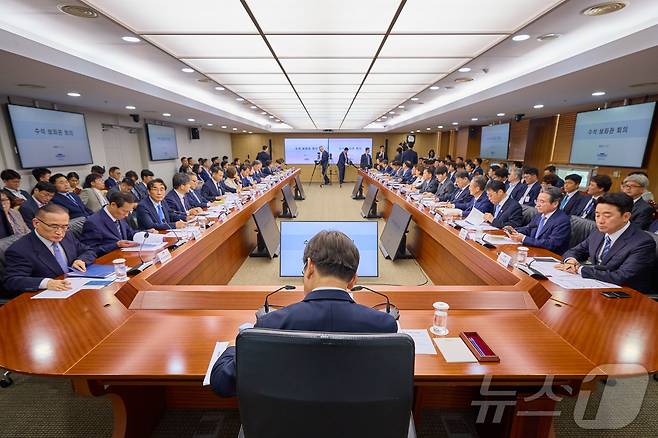 이재명 대통령이 지난 3일 서울 용산구 대통령실 청사에서 열린 제2차 수석·보좌관회의를 주재하고 있다. (이재명 대통령 SNS. 재판매 및 DB 금지) 2025.7.4/뉴스1 ⓒ News1 이재명 기자