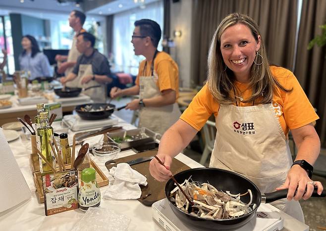 미국 텍사스 테일러시에 있는 메인스트리트초등학교의 케리 피어스 교장이 샘표 본사 1층 '우리맛공간'에서 잡채를 만들고 있다.(샘표 제공)