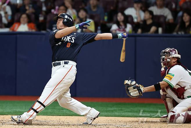 4일 오후 서울 구로구 고척스카이돔에서 열린 프로야구 '2025 신한 SOL뱅크 KBO 리그' 한화 이글스와 키움 히어로즈의 경기, 한화 노시환이 9회초 1사 역전 솔로홈런을 치고 있다. 2025.7.4/뉴스1 ⓒ News1 김진환 기자