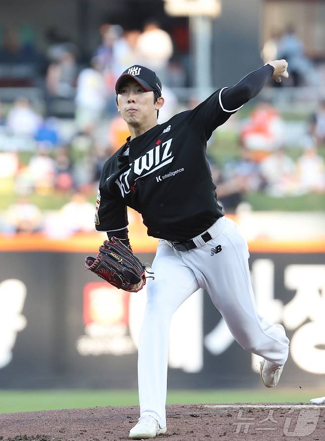 4일 대전 한화생명볼파크에서 열린 '2025 신한 SOL 뱅크 KBO리그' 프로야구 한화 이글스 대 KT 위즈 경기에서 KT 선발 오원석이 투구하고 있다 2025.6.4/뉴스1 ⓒ News1 김기남 기자