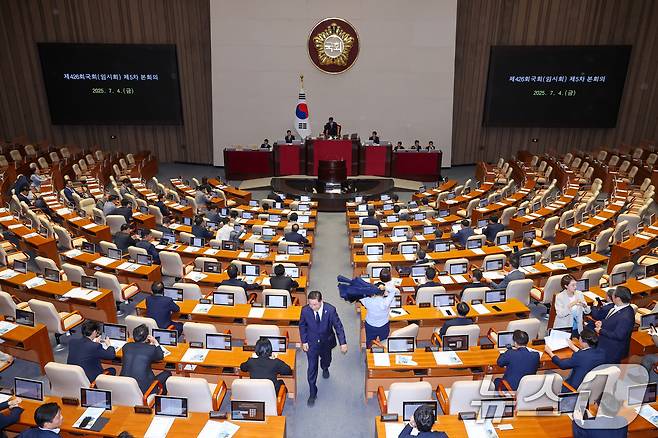 우원식 국회의장이 4일 오후 서울 여의도 국회에서 제426회 국회(임시회) 제5차 본회의 개의를 선언하고 있다. 2025.7.4/뉴스1 ⓒ News1 안은나 기자