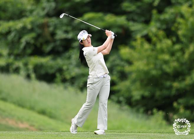 이세희가 아이언 샷하고 있다. 사진 | KLPGA