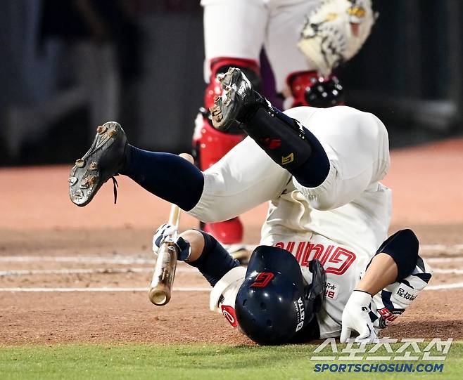 10일 부산 사직야구장에서 열린 KIA와 롯데의 경기, 2회말 무사 1,2루 롯데 황성빈이 번트를 시도하다 몸쪽 깊은 공에 중심을 잃고 있다. 부산=허상욱 기자wook@sportschosun.com/2025.04.10/