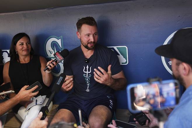 시애틀 매리너스 칼 롤리가 지난 3일(한국시각) AL 올스타 선발 포수로 확정된 뒤 캔자스시티 로열스와의 홈경기를 앞두고 현지 기자들과 인터뷰를 하고 있다. AP연합뉴스