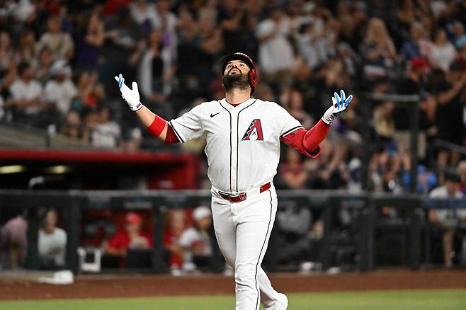 애리조나 에우헤니오 수아레즈가 5회말 솔로홈런을 터뜨린 뒤 세리머니를 하며 홈인하고 있다. AFP연합뉴스