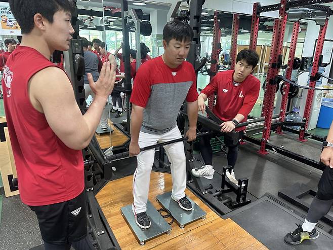 오른쪽 김기태 코치. 사진=SSG 랜더스