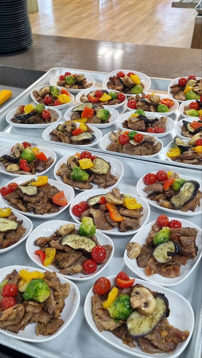 구운 채소를 곁들인 고기 요리. 사진=SSG 랜더스