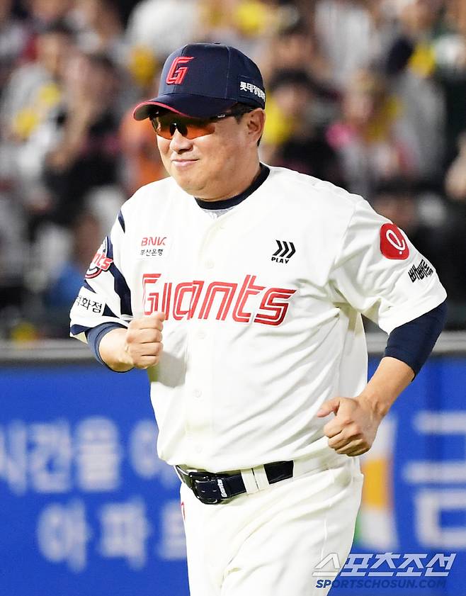 3일 부산 사직구장에서 열린 롯데 자이언츠와 LG 트윈스의 경기. 9회초 1사 롯데 마무리 김원중이 LG 박동원에게 볼넷을 내주자 김태형 감독이 직접 마운드를 찾았다. 부산=박재만 기자 pjm@sportschosun.com/2025.07.03/