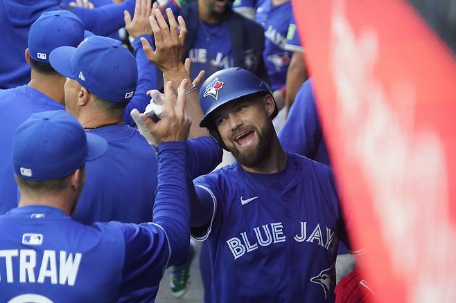 토론토 블루제이스 네이선 루키스가 4일(한국시각) 로저스센터에서 열린 뉴욕 양키스전에서 2회말 득점을 올린 뒤 동료들과 하이파이브를 하고 있다. Imagn Images연합뉴스