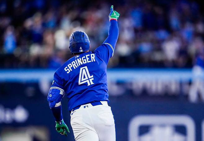 조지 스프링어가 8회말 투런홈런을 날린 디 오른팔을 치켜들고 베이스를 돌고 있다. AFP연합뉴스