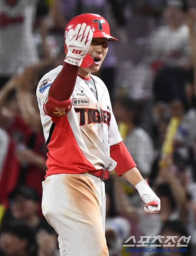 4일 광주 기아 챔피언스필드에서 열린 롯데-KIA전. 8회말 2사 1, 2루 최원준이 1타점 적시타를 친 후 기뻐하고 있다. 광주=정재근 기자 cjg@sportschosun.com/2025.7.4/
