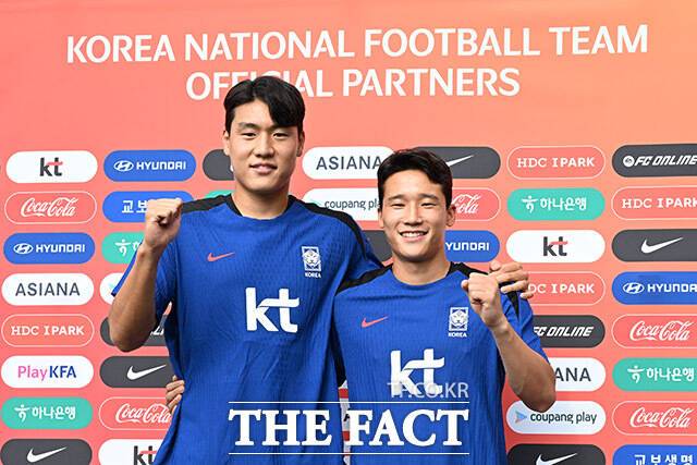 이호재(왼쪽)와 이태석이 3일 오후 성남종합운동장에서 열린 동아시안컵 대비 첫 훈련 전 기자회견을 마치고 기념사진을 찍기 위해 포즈를 취하고 있다. /성남종합운동장=남용희 기자