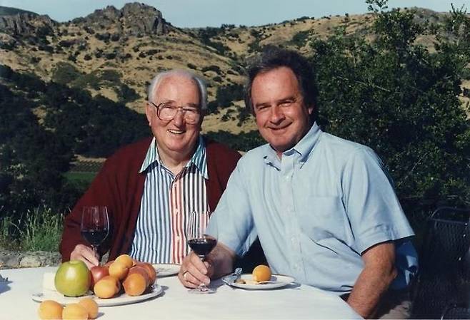 1985년 스택스 립 와인셀라에서 (왼쪽부터)네이선 페이(Nathan Fay)와 워렌 위니아스키(Warren Winiarski).