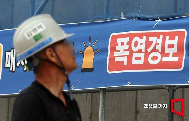 폭염이 연일 이어지고 있는 8일 서울 성북구 장위동의 한 건설현장에 근로자들이 일을 하고 있다. 사진=조용준 기자 jun21