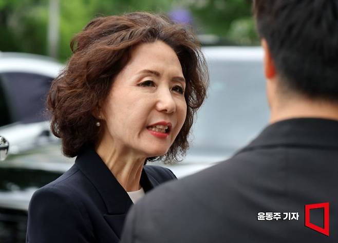 이진숙 사회부총리 겸 교육부 장관 후보자가 30일 서울 여의도 한국교육시설안전원에 마련된 인사청문회 준비 사무실로 출근, 취재진 질문에 답변하고 있다. 2025.06.30 윤동주 기자