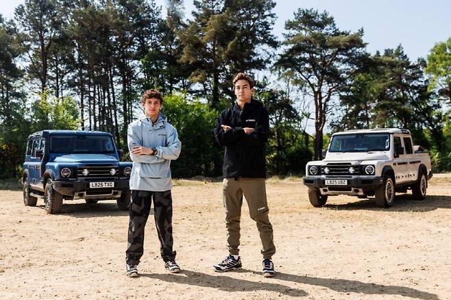 메르세데스-AMG 페트로나스 포뮬러원 팀 소속 대표 드라이버 조지 러셀(오른쪽)과 키미 안토넬리(왼쪽)