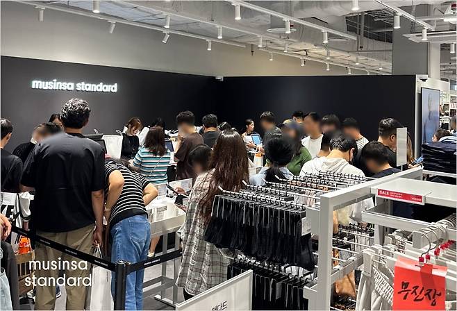 지난달 20일 신세계프리미엄아울렛 시흥점 내에 문을 연 무신사 스탠다드 매장. 아울렛을 운영하는 신세계사이먼은 "업계 최초로 올리브영과 다이소, 무신사가 모두 입점한 첫 아웃렛"이라고 이곳을 홍보하고 있다. /무신사