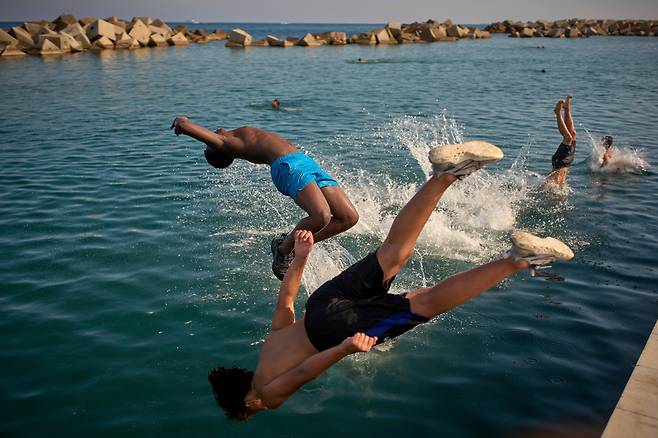 7월 1일 스페인 바르셀로나에서 소년들이 더위를 피해 바닷물로 뛰어들고 있다./AP 연합뉴스
