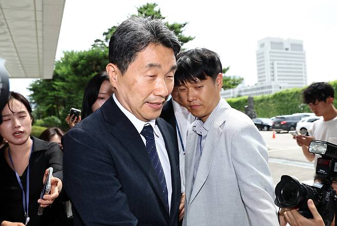 이주호 교육부 장관이 4일 오후 서울 서초구 서울고검에 마련된 내란 특검에 출석하고 있다. /뉴스1